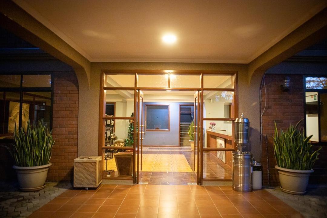 Summit Lodge Marombosa Экстерьер фото